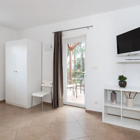 Apartmani Laura Krk Krk Town Exterior photo