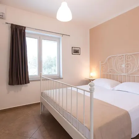 Apartmani Laura Krk Krk Town Exterior photo