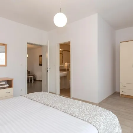 Apartmani Laura Krk Krk Town Exterior photo
