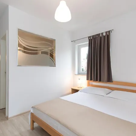 Apartmani Laura Krk Krk Town Exterior photo