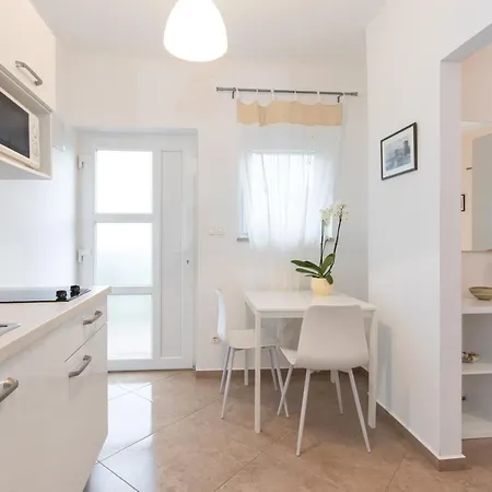 Apartmani Laura Krk Krk Town Exterior photo