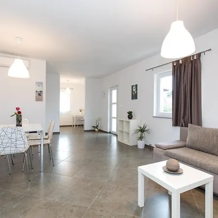 Apartmani Laura Krk Krk Town Exterior photo