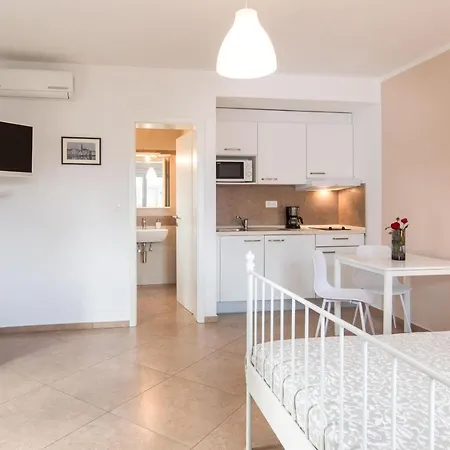 Apartmani Laura Krk Krk Town Exterior photo
